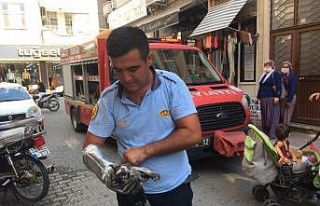 Motosiklet kaportasına sıkışan kediyi itfaiye...