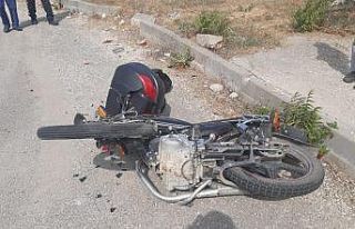 Motosiklet otomobile çarpıştı; 1 yaralı