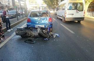 Motosiklet otomobile çarptı: 2 yaralı
