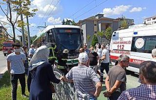 Motosikletliyle raylı yola giren adam tramvayın...