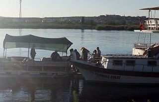 Nehre düşen kızını kurtarmaya çalışırken...