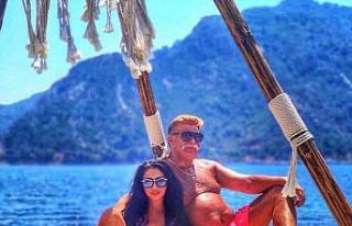 Nuri Alço, balayı için Marmaris’e geldi