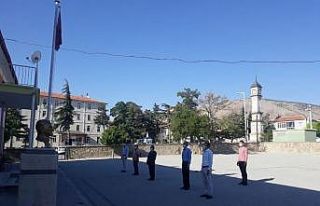 Öğrenciler yerine öğretmenler sıraya girdi