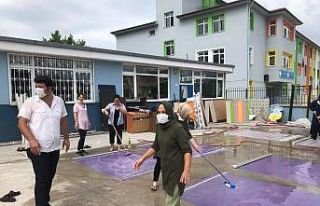 Okul müdürü ve öğretmenlerin tadilat ve temizlik...