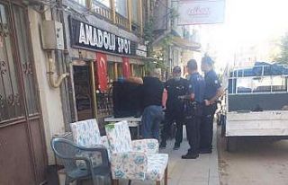 Önce çaldı, ardından çaldığı yere çay içmeye...