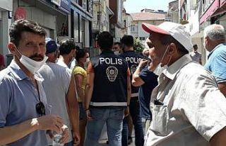 Önüne geleni yumrukladı, az kalsın linç ediliyordu