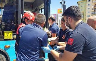 Otobüste sıkışan sürücüyü itfaiye ekipleri...