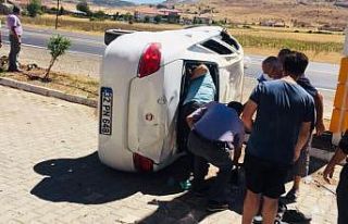 Otomobil akaryakıt istasyonuna girdi: 4 Yaralı