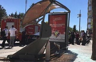 Otomobil durağa girdi, facianın eşiğinden dönüldü