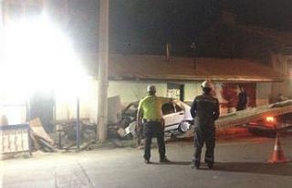 Otomobil elektrik direğine çarptı: 4 yaralı