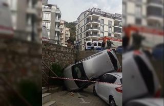 Otomobil, istinat duvarından başka aracın üstüne...