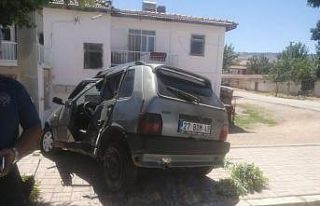 Otomobil kaldırıma çıktı