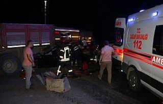 Otomobil kamyona arkadan çarptı: 2’si ağır 5...