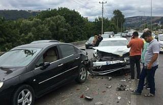 Otomobil kırmızı ışıkta 2 araca çarptı: 3...