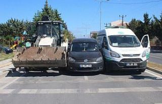 Otomobil, kırmızı ışıkta bekleyen iş makinası...