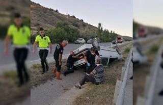 Otomobil refüje devrildi: 2 yaralı