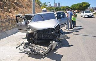 Otomobil su kanalına çarptı