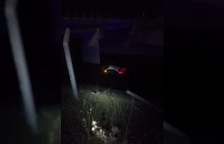 Otomobil sulama kanalına uçtu: 1 yaralı