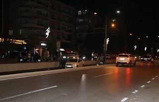 Otomobil tramvay yoluna uçtu: 2 yaralı