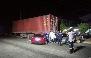Otomobil yol kenarındaki tır dorsesine çarptı:...