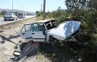 Otomobil yoldan çıktı: 2 yaralı