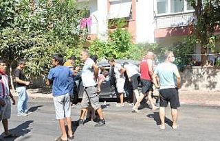 Otomobile sıkışan sürücüyü itfaiye ekipleri...