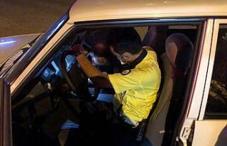 Otomobili arızalanan vatandaşın imdadına polis...