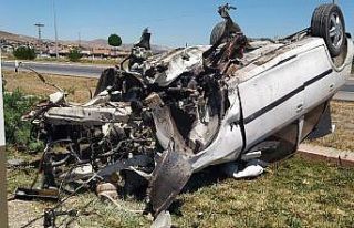 Otomobilin motoru yuvasından fırladı