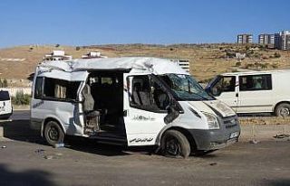 Otomobille çarpışan minibüs takla attı: 6 yaralı
