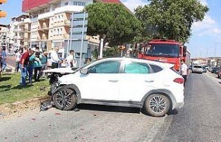 Otomobiller kavşakta çarpıştı: 3 yaralı