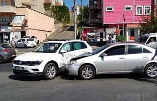 Otomobiller kavşakta çarpıştı, kaza nedeniyle...