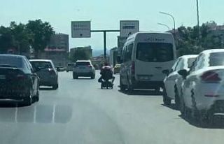 (Özel) Akülü engelli aracıyla tehlikeli yolculuk...