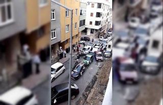 (ÖZEL) Düğün konvoyu için yolu kapattılar, halay...