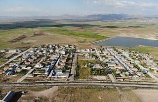 (Özel) Göl manzaralı simetrik yapılar kuş bakışı...