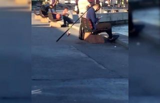 (Özel) Kadıköy’de bankta uyuyan adamın cüzdanını...