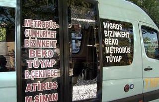 (Özel) Minibüsten indirilen fazla yolcu yumruklayarak...