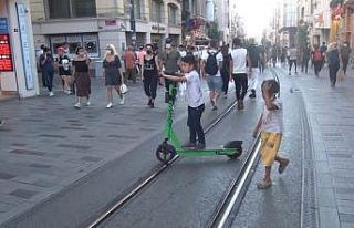 (Özel) Taksim’de iki çocuğun “Martı”ya bindiği...