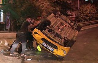(Özel) Ümraniye’de taksi takla attı: 1 yaralı
