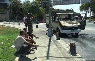 (Özel) Üsküdar’da alev alev yanan araç hurdaya...
