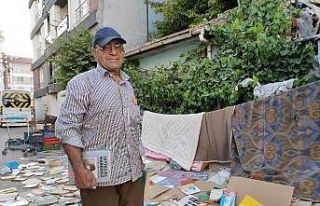 (Özel) Yüzlerce kitabı sokakta böyle kuruttu