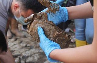 Paralarını çamur içerisinde buldu, suyla yıkadı