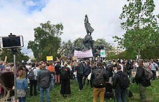 Paris’te maske takma zorunluluğu ve aşı yapılmasına...