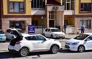 Park halindeki araçlara çarparak kayıplara karıştılar
