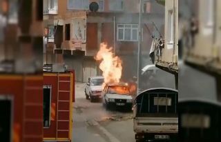 Park halindeki araçta çıkan yangın korku dolu...