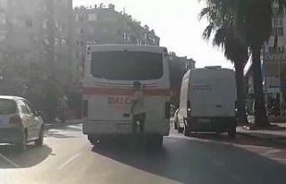 Patenli gencin otobüs arkasındaki tehlikeli yolculuğu...