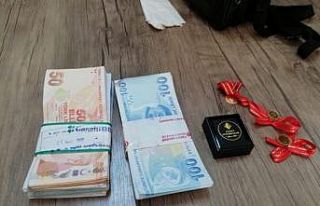 Pazar yerinde unutulan para dolu çanta sahibine teslim...