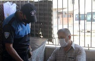 Polis, aileleri ve çocukları boğulmalara karşı...