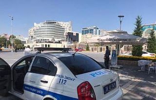 Polis ekipleri vatandaşları maske takmaları konusunda...