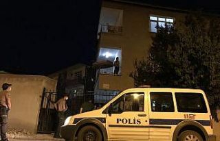Polis ev karantinası olan pozitif hastaları denetliyor