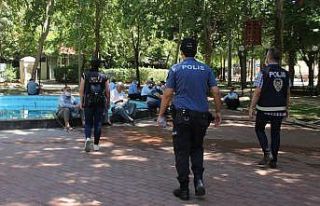 Polisi gören maskesini taktı